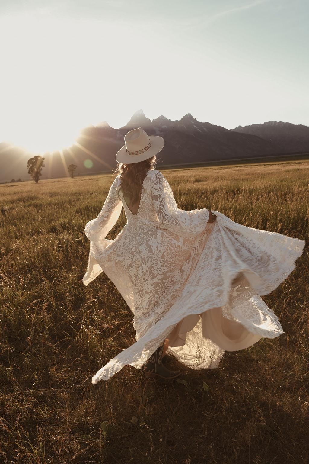 Timeless bohemian wedding dress style featuring natural fabrics, relaxed silhouette, and effortless bridal elegance